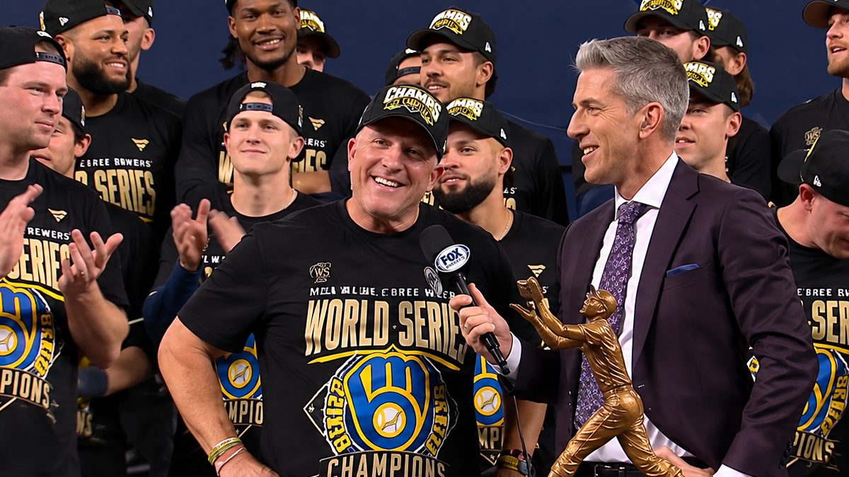 Pat Murphy, mánager de los Cerveceros de Milwaukee, celebra el campeonato de la Serie Mundial 2026 con su equipo en el campo