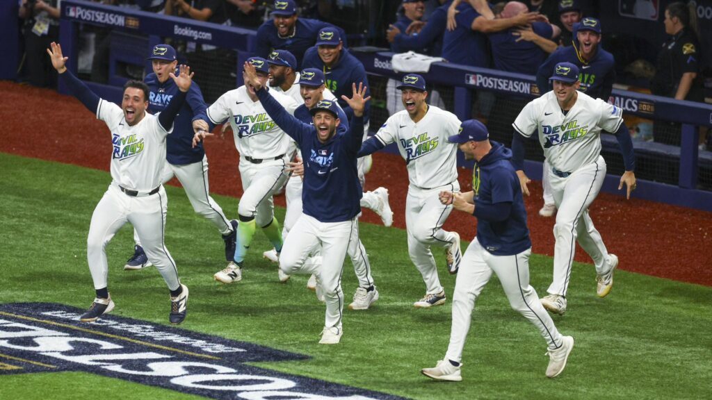 Junior Caminero celebra su jonrón con los brazos cruzados frente al dugout de los Rays en el Tropicana Field