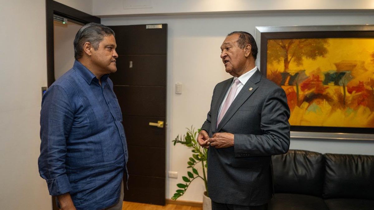 Director del Intrant Juan Manuel Méndez reunido con líderes gremiales del transporte público de pasajeros en República Dominicana
