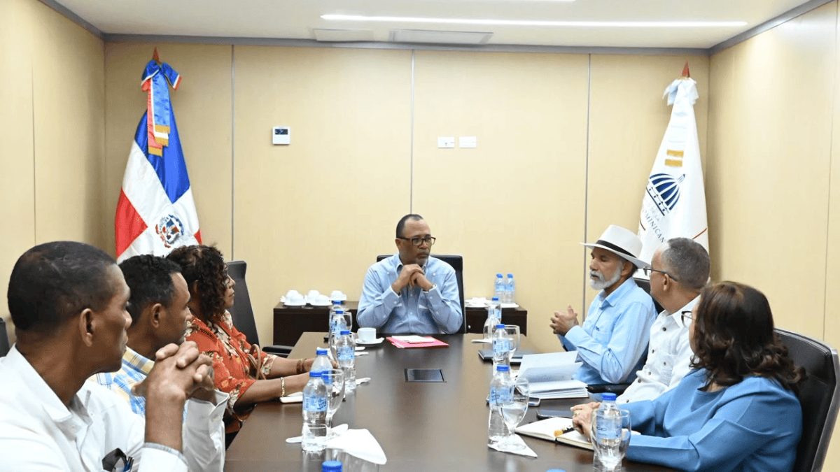 Director ejecutivo de INABIMA Franco De Los Santos en reunión con directivos de FEDAMAPEJ en Santo Domingo