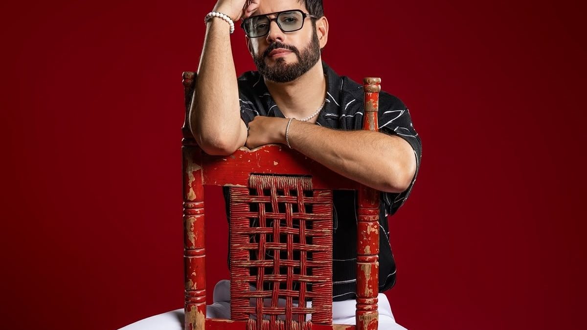 Manny Cruz en el escenario durante un concierto de merengue ante miles de personas