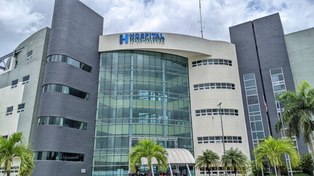 Entrada del Hospital Traumatológico Dr. Ney Arias Lora en Santo Domingo