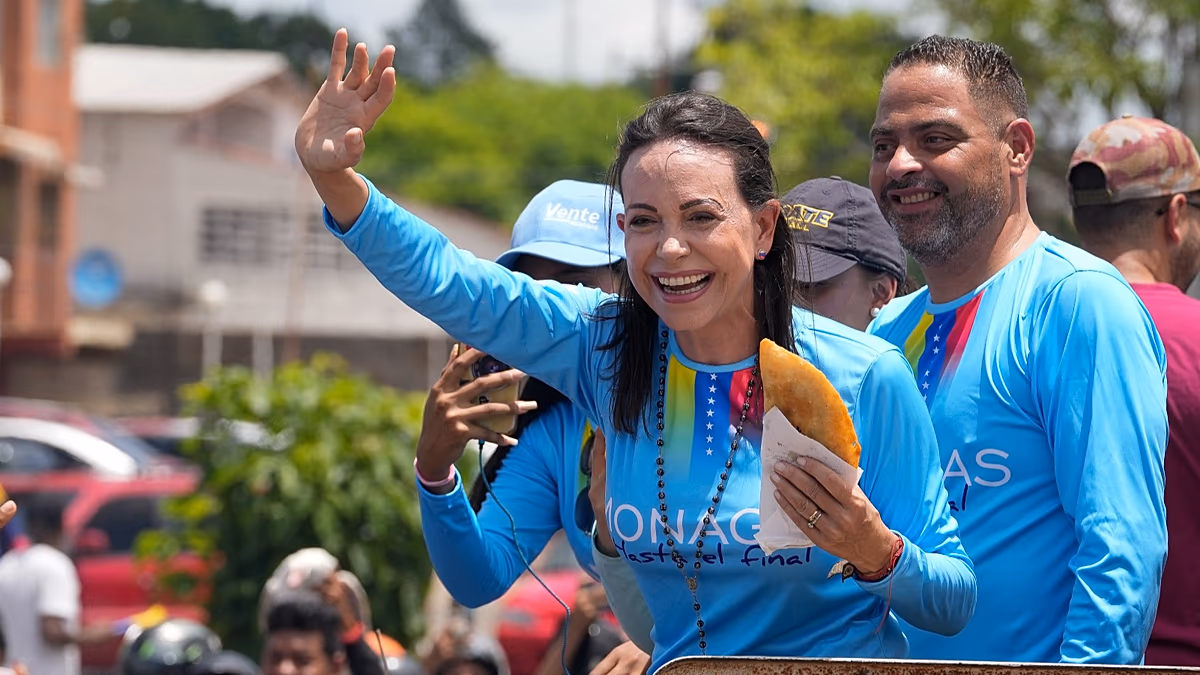 María Corina Machado saludando a simpatizantes tras su regreso a Venezuela el 25 de octubre de 2026