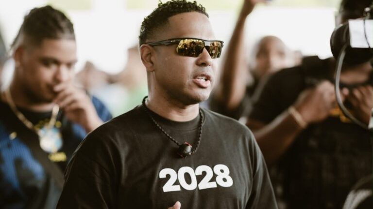 Santiago Matías en evento de Dominicanos Primero durante campaña de recolección de firmas en República Dominicana