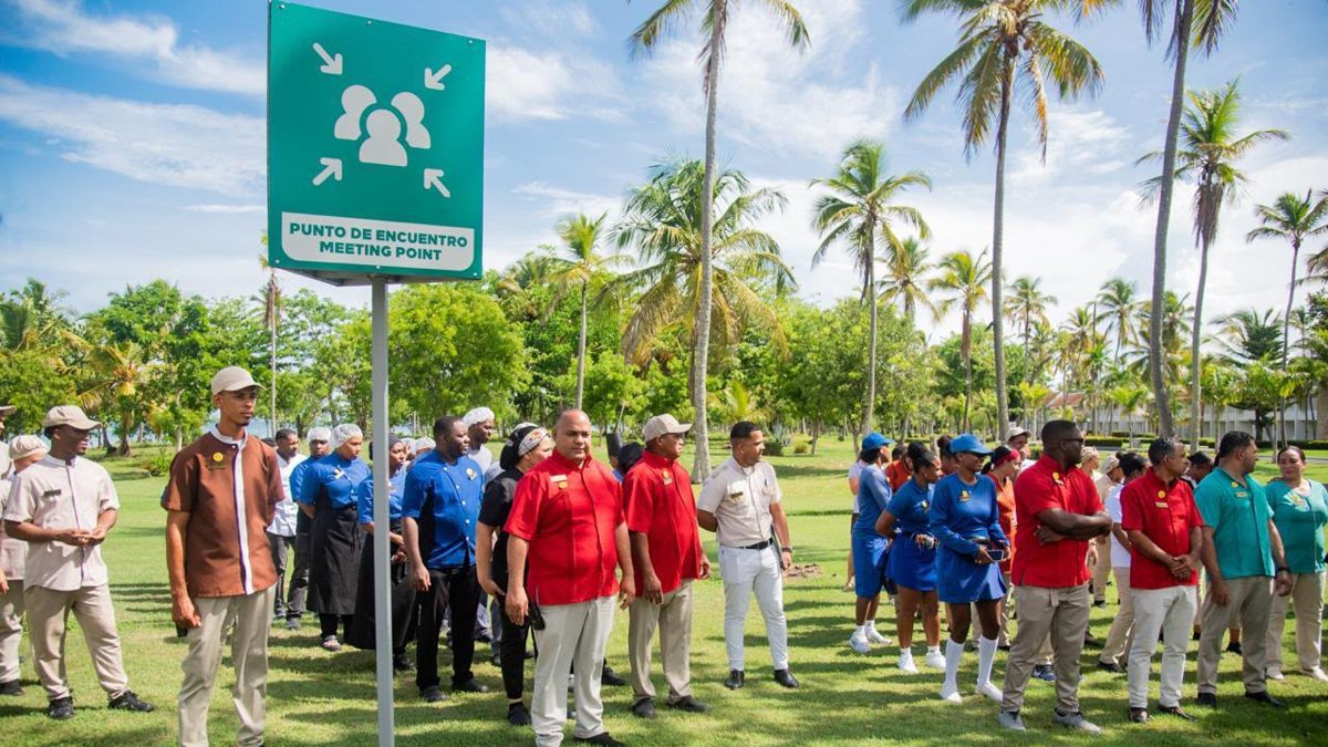 Colaboradores del Wyndham Alltra Samaná participando en simulacro de emergencia en Las Galeras