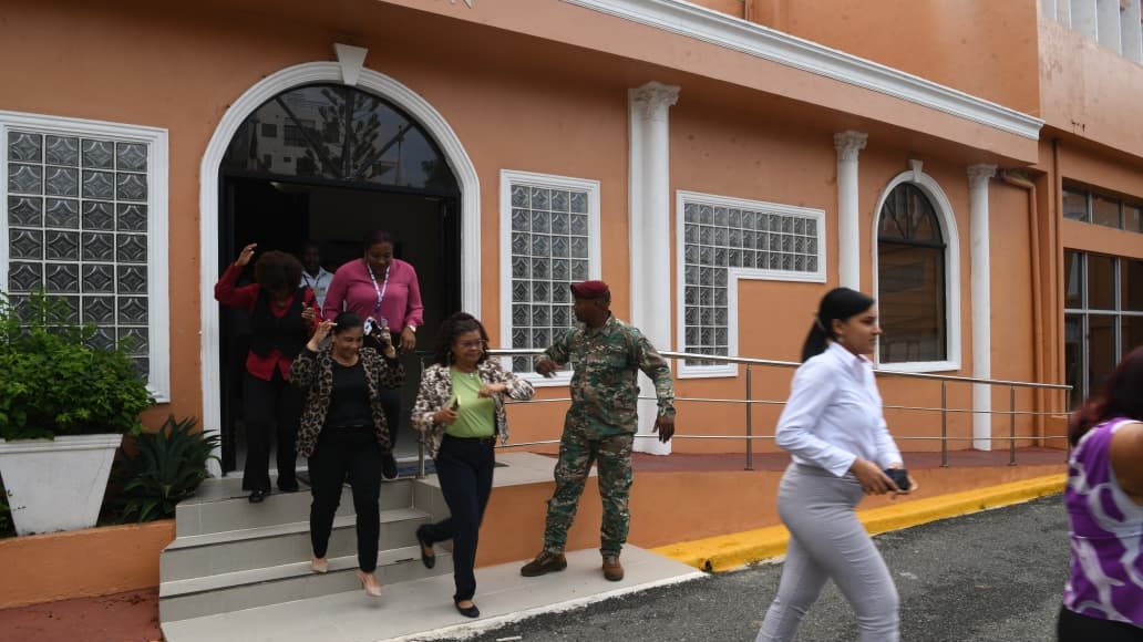 Colaboradores del INAVI participando en el simulacro nacional de evacuación por terremoto frente a la sede central de la institución