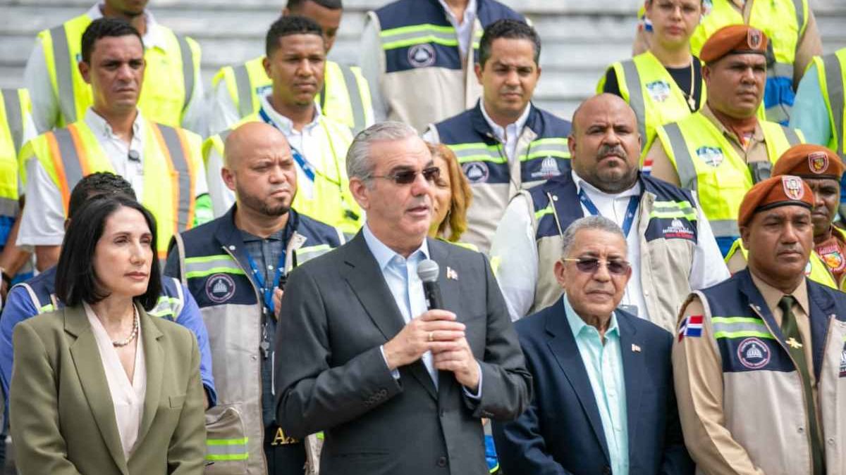 Presidente Luis Abinader participando en el Simulacro Nacional de Evacuación por Terremoto 2026 junto al COE en Santo Domingo