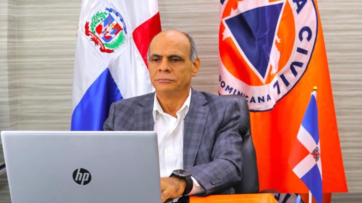 Director de Defensa Civil Carlos Paulino felicita a voluntarios naranja tras simulacro nacional de evacuación por terremoto en República Dominicana