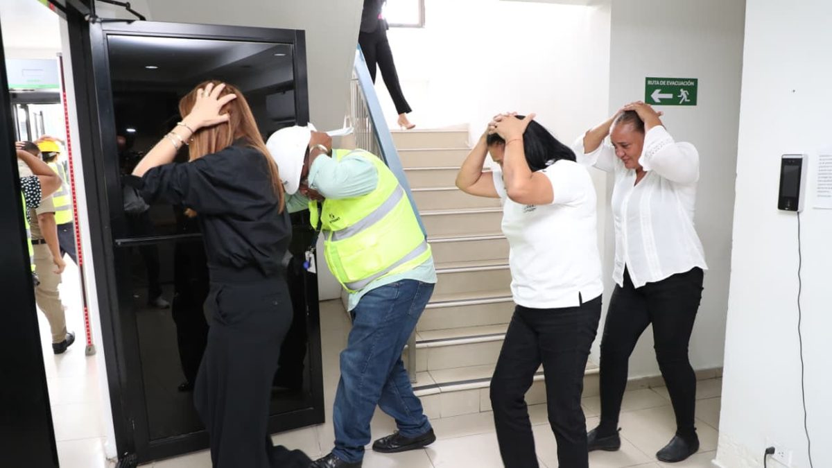 Colaboradores del Intrant evacuando sus instalaciones durante el simulacro nacional de terremotos organizado por el COE