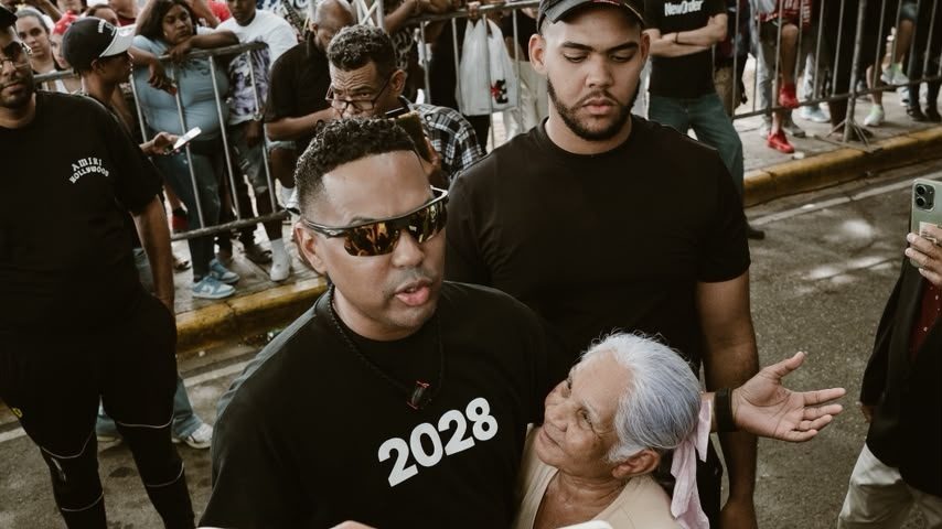 Santiago Matías junto a simpatizantes de Dominicanos Primero durante actividad política en República Dominicana