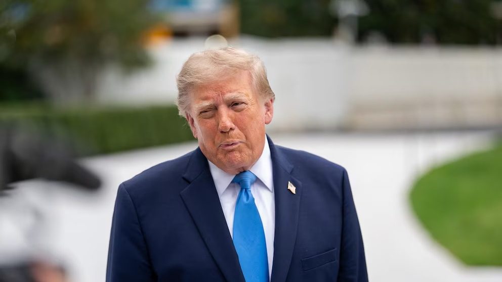 Donald Trump en el Despacho Oval mientras publica en Truth Social cuestionando el sistema electoral de EE.UU.