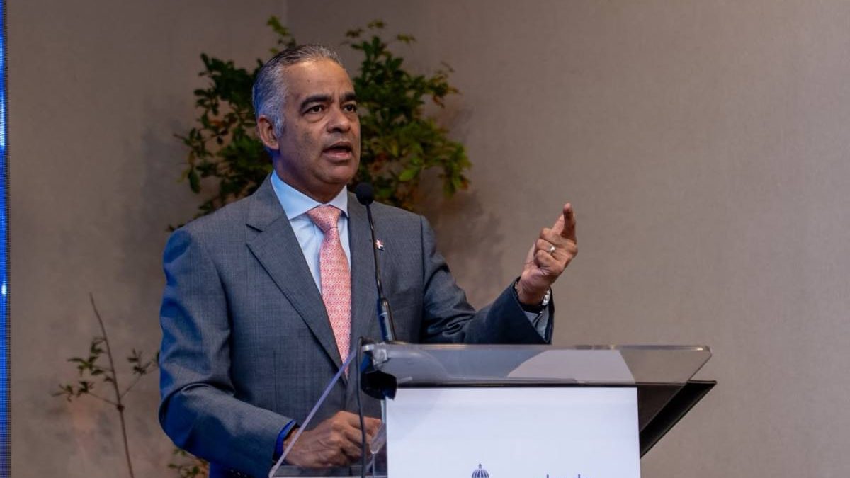 Ministro Joel Santos hablando en la XI Semana de la Energía 2026 en Santo Domingo sobre proyectos eléctricos