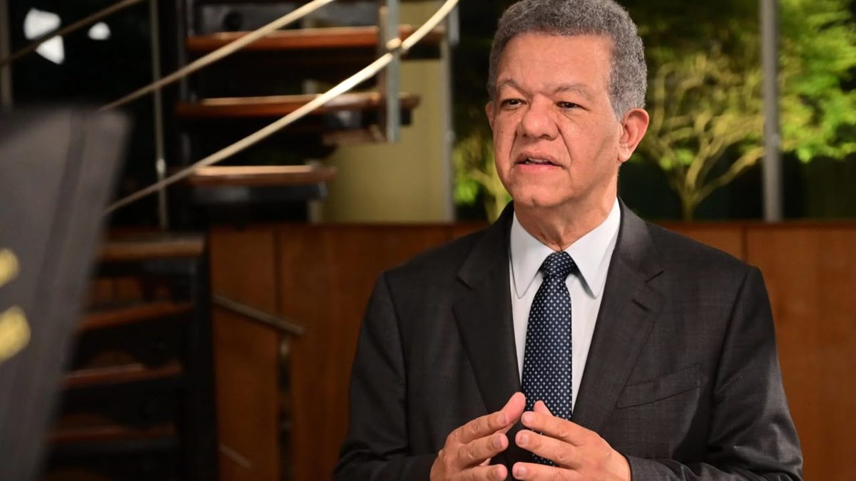 Leonel Fernández, expresidente dominicano y líder de Fuerza del Pueblo, durante una declaración pública sobre seguridad nacional