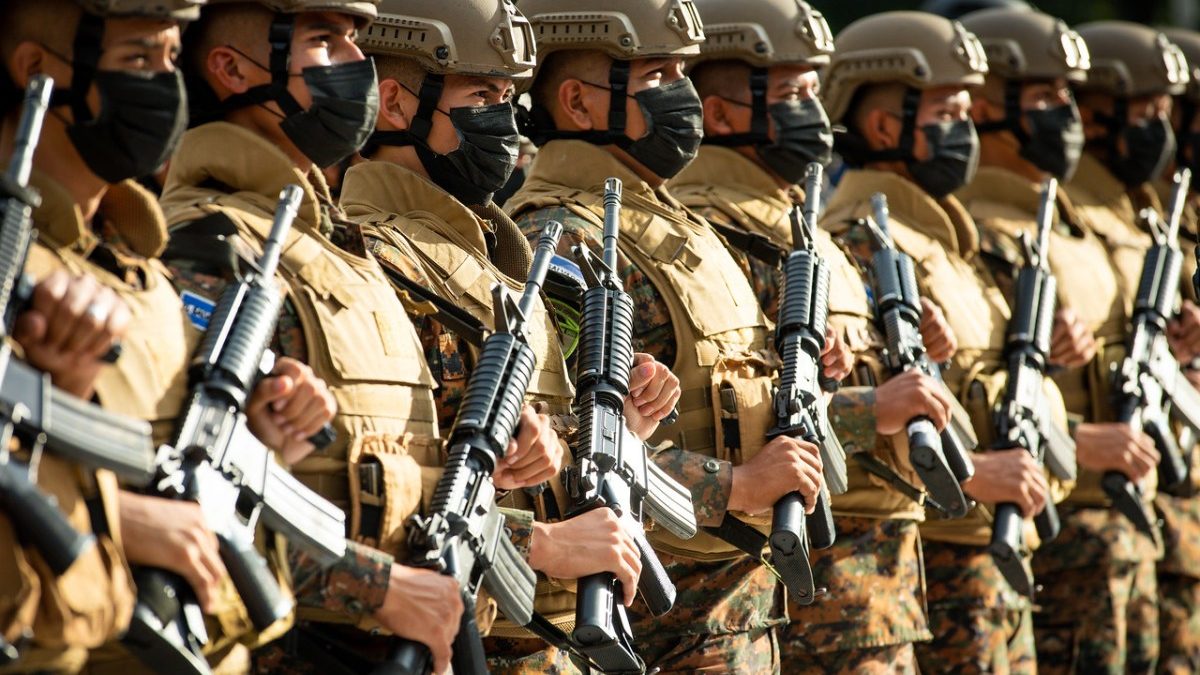 Soldados salvadoreños desplegados en Puerto Príncipe, Haití, como parte del refuerzo militar enviado tras la emboscada del 18 de octubre