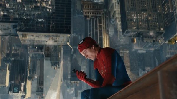 Cartel de Spider-Man Brand New Day con cifras de taquilla récord en pantallas de cine iluminadas