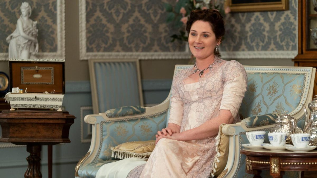 Escena de la serie Bridgerton de Netflix con personajes en vestuario de época regencia inglesa