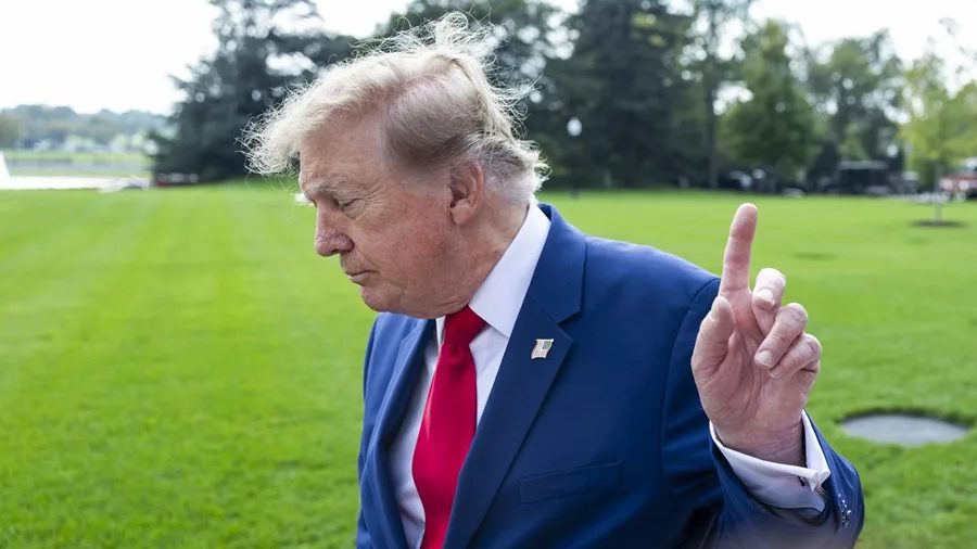 Donald Trump hablando con periodistas mientras Zelenski participa en cumbre de la UE en Bruselas