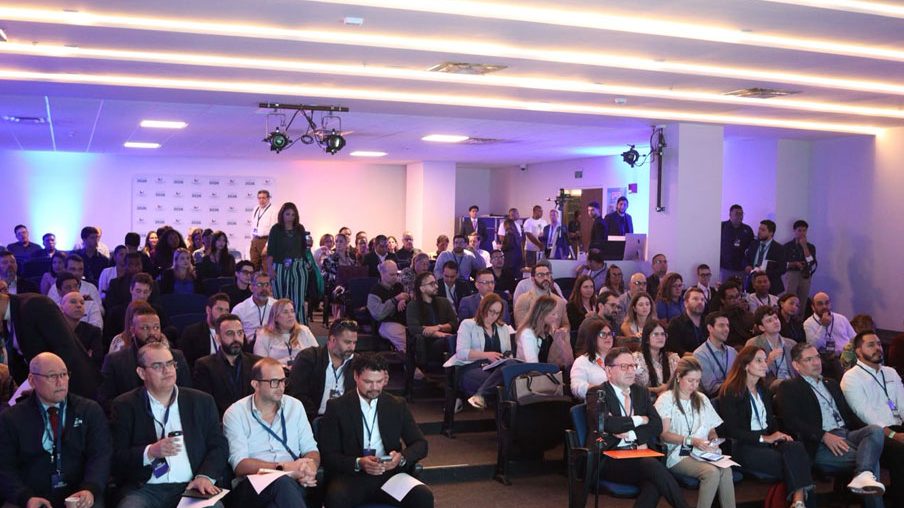 Emprendedores presentando proyectos ante jurado en el Startup World Cup en el Hotel Jaragua de Santo Domingo