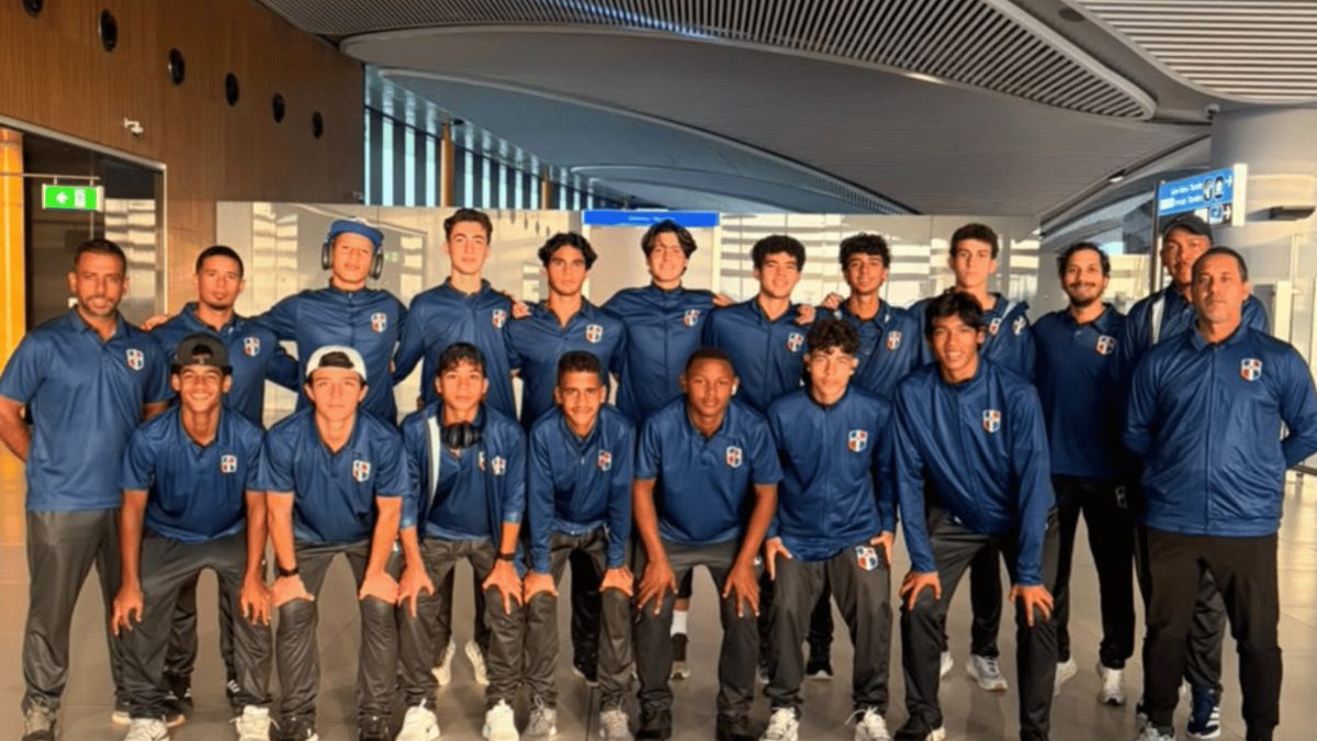 Jugadores de la selección dominicana Sub-15 en entrenamiento previo al debut en la Copa Mundial FIFA en Bakú, Azerbaiyán