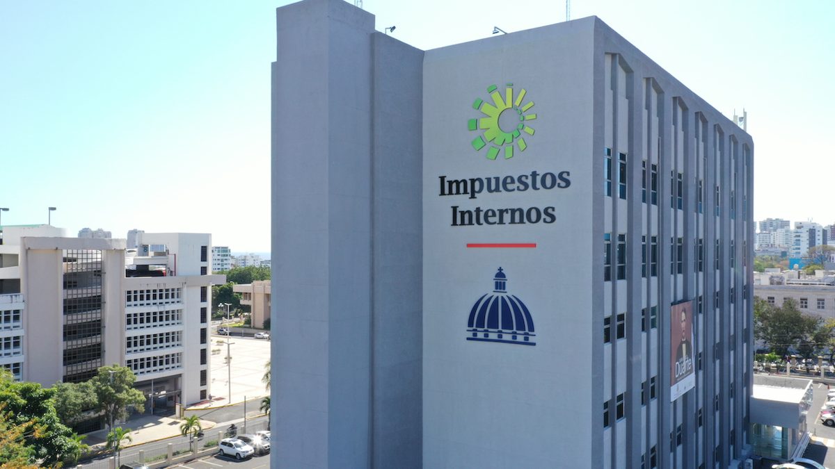 Entrada de la Dirección General de Impuestos Internos DGII en Santo Domingo, República Dominicana