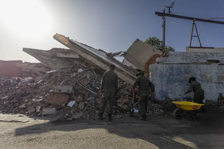 Zona destruida por el doble terremoto en el norte de Venezuela con edificios colapsados