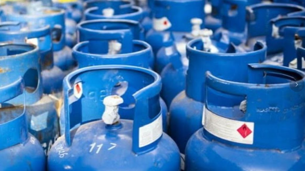 Bombonas de gas GLP apiladas en un depósito en República Dominicana con precio por galón visible
