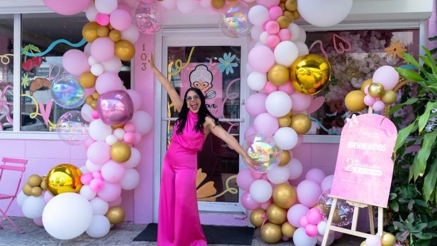 Génesis Acosta y comunidad de Sugar Mommy celebrando el segundo aniversario de la marca en la Casa Rosa, Santo Domingo