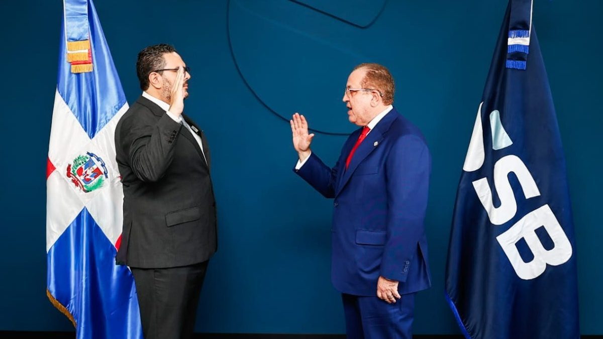 Víctor Livio Enmanuel Cedeño Brea juramentando como superintendente de Bancos de República Dominicana