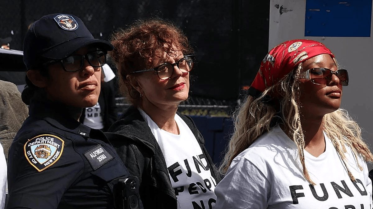 Susan Sarandon esposada por policías de Nueva York durante protesta frente a la sede de la ONU contra Netanyahu