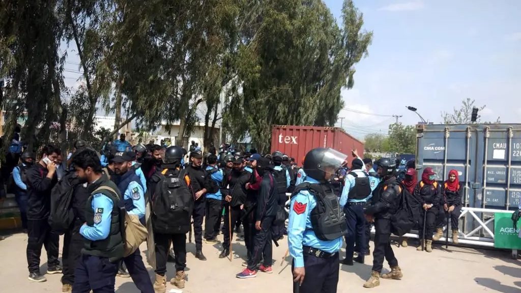 Agentes de policía frente a una comisaría en Pakistán