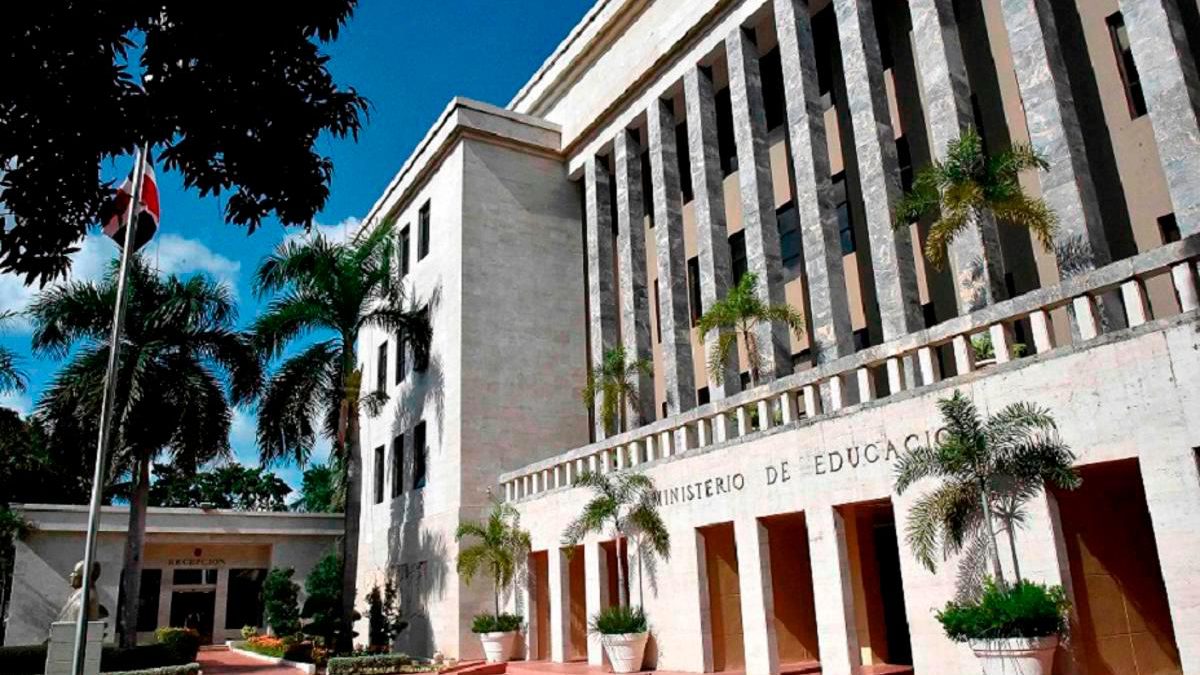 Escuela dominicana con patio inundado por lluvias de vaguada en día de suspensión de clases