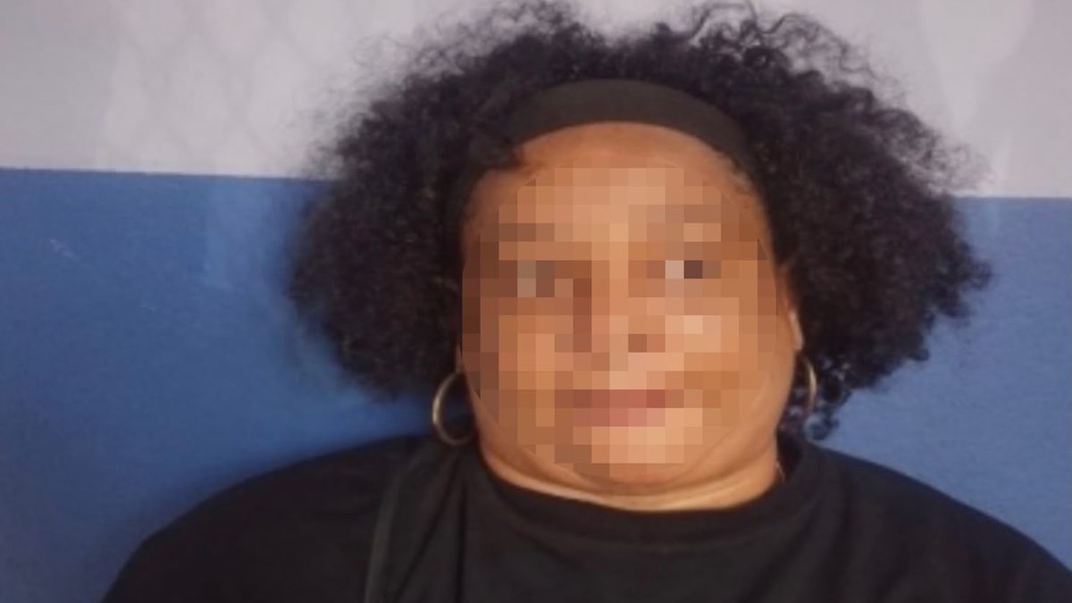 Agentes de la Policía Nacional de La Vega junto a las sustancias controladas encontradas ocultas en una porción de comida