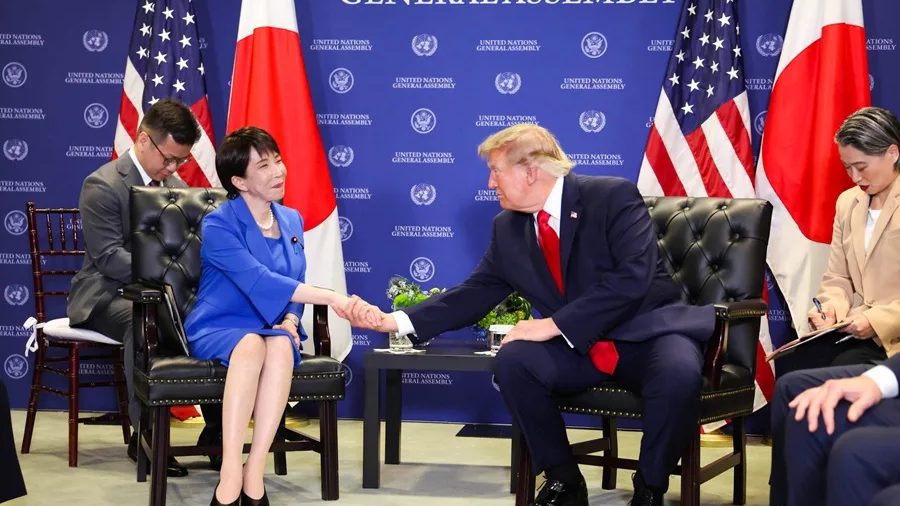Primera ministra de Japón Sanae Takaichi y el presidente de EE.UU. Donald Trump reunidos al margen de la Asamblea General de la ONU