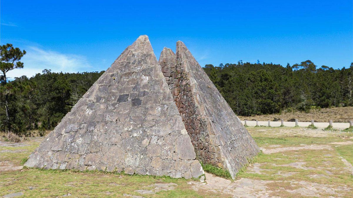 Dos hombres esposados frente al tribunal de San José de Ocoa por tala ilegal en el Parque Nacional Valle Nuevo