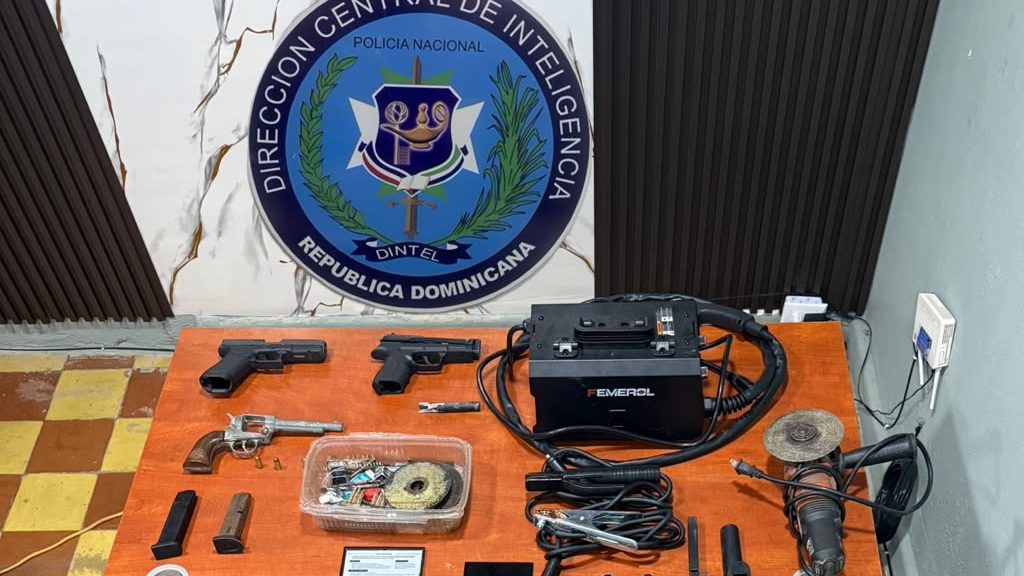 Agentes de la DINTEL y el DICRIM durante allanamiento en sector Plan Piloto de Cotuí, Sánchez Ramírez