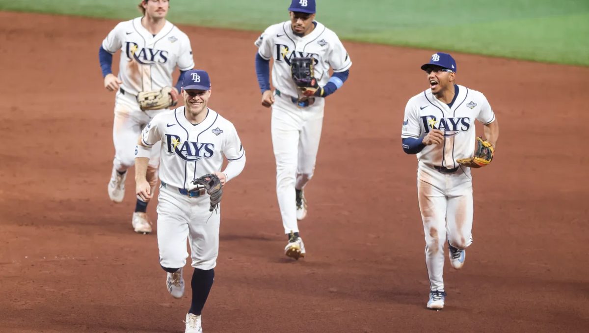 Jugadores de los Rays de Tampa Bay celebrando en el Tropicana Field tras ganar en 12 entradas a Milwaukee en la Serie Mundial