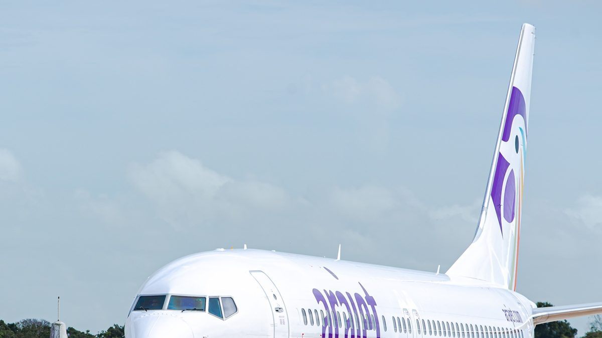 Avión de Arajet en pista con colores morado y blanco durante celebración de aniversario Purple Days
