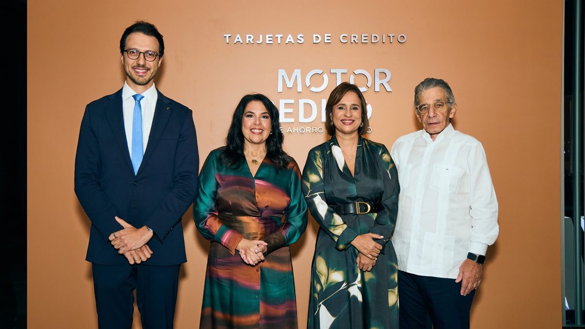Benahuare Pichardo, presidenta de Motor Crédito, presentando las nuevas tarjetas Visa Gold y Platinum en Santo Domingo
