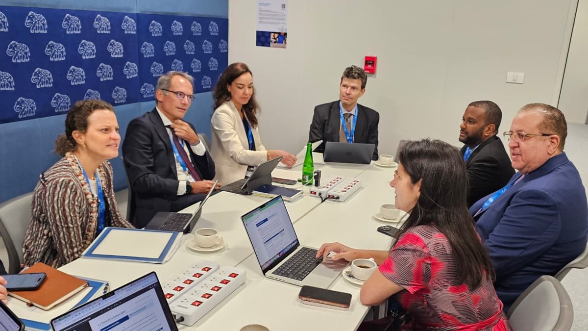 Ministro Magín Díaz y vicepresidenta del Banco Mundial Susana Cordeiro Guerra en reunión en Bangkok, Tailandia