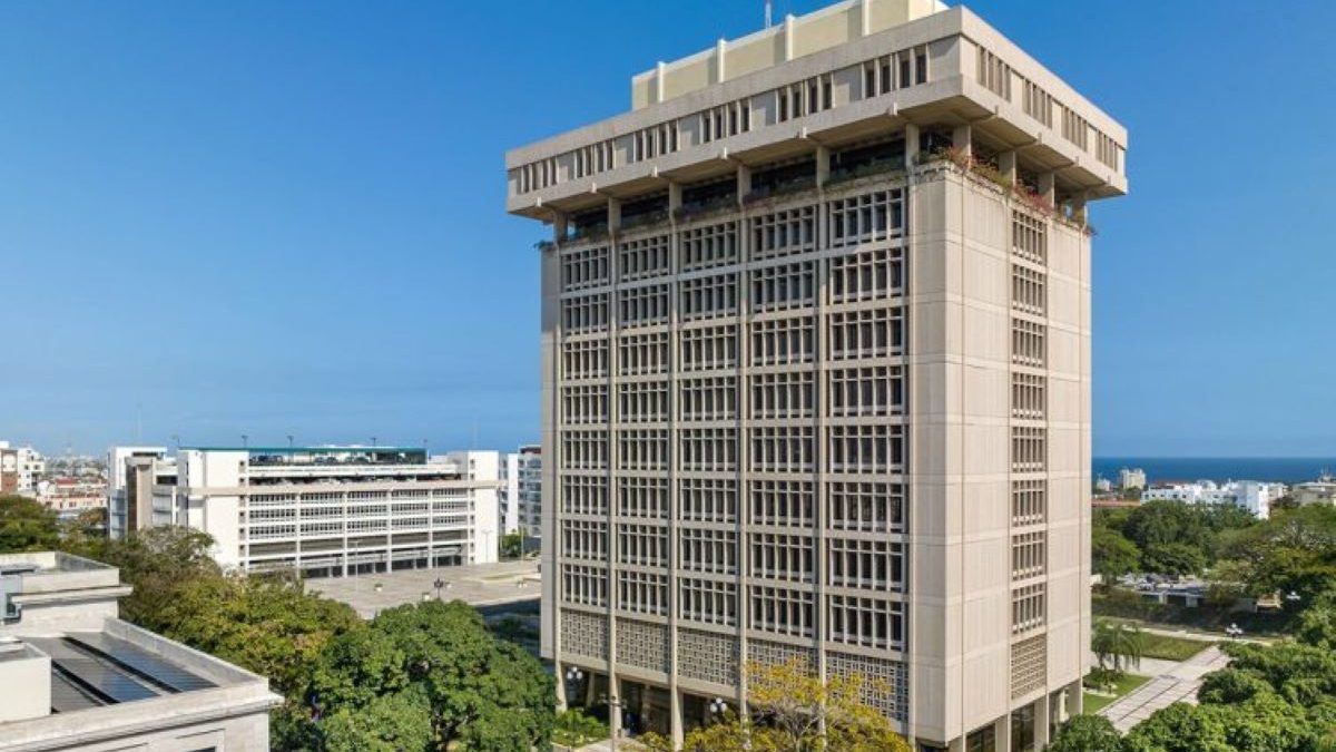 Sede del Banco Central de la República Dominicana con billetes de pesos dominicanos y gráfica de tasas