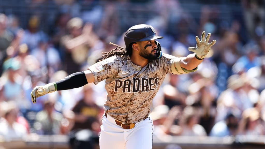 Fernando Tatis Jr. celebrando un jonrón con el uniforme de los Padres de San Diego