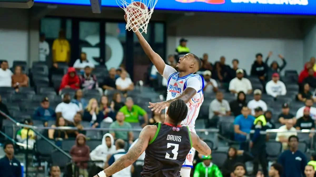 Jugadores del Club San Lázaro celebran victoria 92-81 sobre Bameso en la Arena BanReservas Virgilio Travieso Soto durante el TBS del Distrito 2026