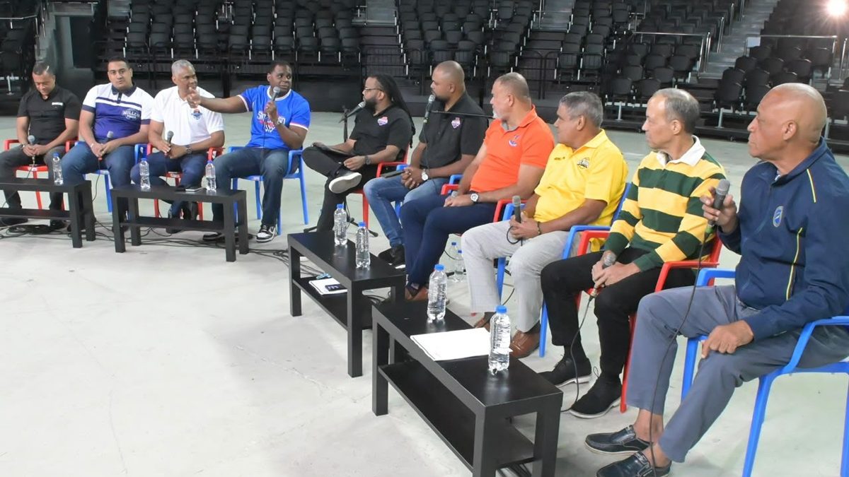 Delegados de los ocho equipos del TBS Distrito 2026 durante el primer podcast de Abadina en la Arena BanReservas