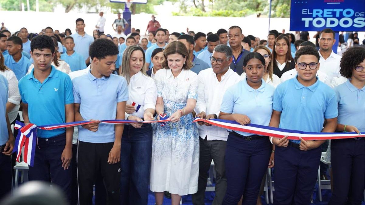 Vicepresidenta Raquel Peña en la inauguración del techado del Centro Educativo en Artes Profesor Juan de Jesús Reyes en Mao, Valverde