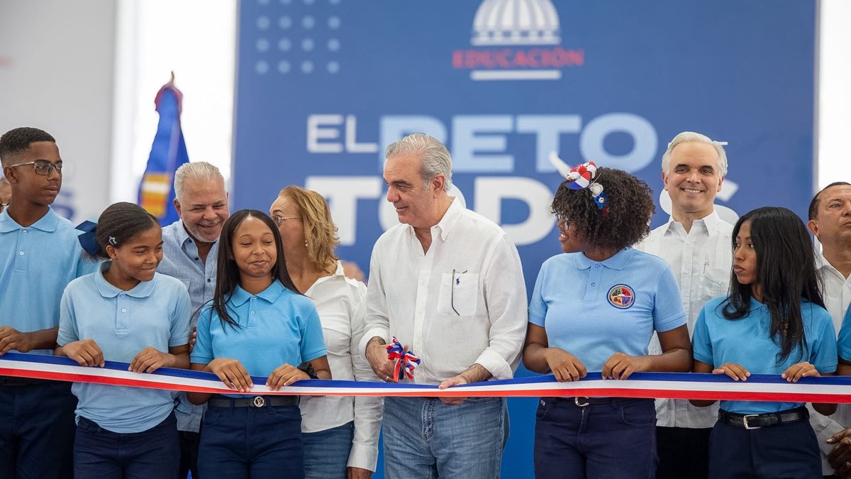 Presidente Luis Abinader en la inauguración del techado del Centro Educativo en Artes Antonio Garabitos en Cambita Garabitos, San Cristóbal