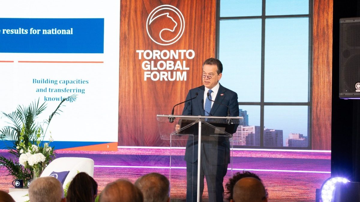 Canciller dominicano Víctor Bisonó hablando en el Toronto Global Forum ante líderes empresariales de Canadá