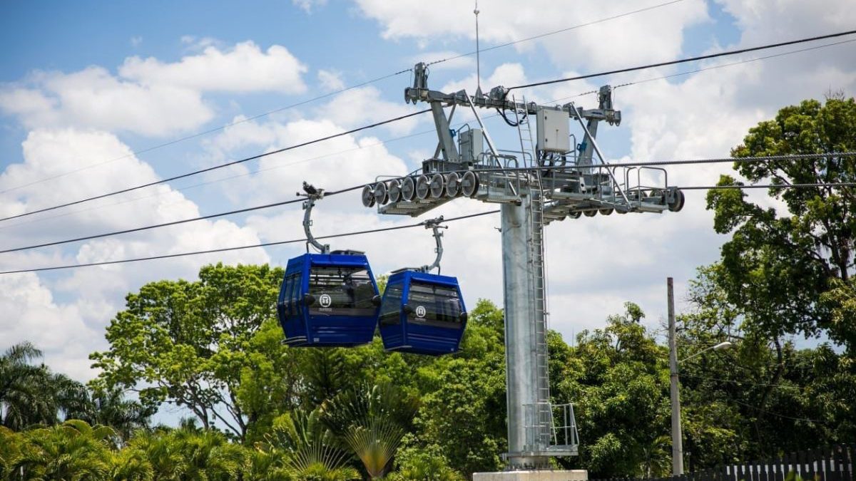 Cabina del teleférico de Los Alcarrizos suspendida sobre la línea aérea durante trabajos de mantenimiento preventivo