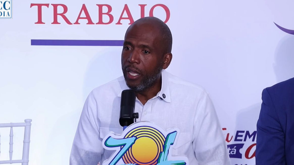 Alcalde de La Romana Eduardo Querry Metivier hablando en el Polideportivo Leoncio Mercedes durante jornada de empleo turístico