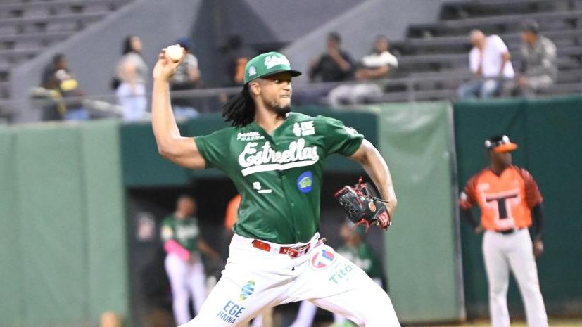 Óscar de la Cruz lanzando en el Estadio Francisco Micheli de La Romana durante un partido de las Estrellas Orientales en LIDOM