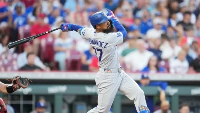 Teoscar Hernández bateando un jonrón de dos carreras en el Juego 1 de la SDLN entre Dodgers y Bravos en Dodger Stadium